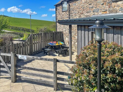Smithy Barn - HW7592