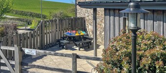 Smithy Barn - HW7592