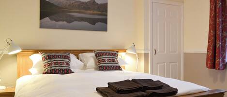 5 bedrooms, free WiFi, bed sheets