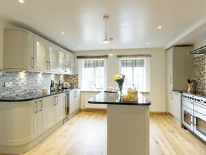 Dishwasher, high chair, freezer - 5 bedroom accommodation in Much Marcle, near Ledbury (Much Marcle, near Ledbury)