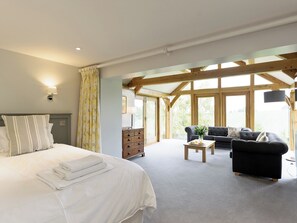 5 bedrooms, free WiFi, bed sheets
