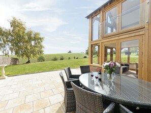 Outdoor dining - 5 bedroom accommodation in Much Marcle, near Ledbury (Much Marcle, near Ledbury)