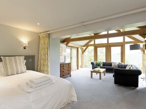 5 bedrooms, free WiFi, bed sheets - 5 bedroom accommodation in Much Marcle, near Ledbury (Much Marcle, near Ledbury)