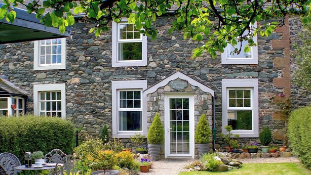 A stone cottage with a well-maintained garden, outdoor seating, and a clear view of the surrounding area. - 2 bedroom accommodation in Bassenthwaite, near Keswick (Bassenthwaite, near Keswick)
