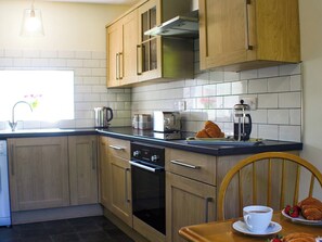ハイチェア、調理器具と食器