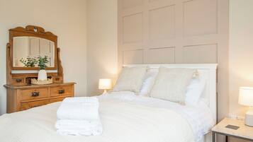 4 bedrooms, WiFi (free), bed sheets