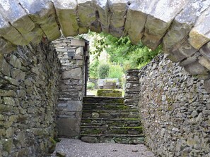 A stone archway leading to a stone staircase with moss growth. - 2 bedroom accommodation in Bowscale, near Keswick (Bowscale, near Keswick)