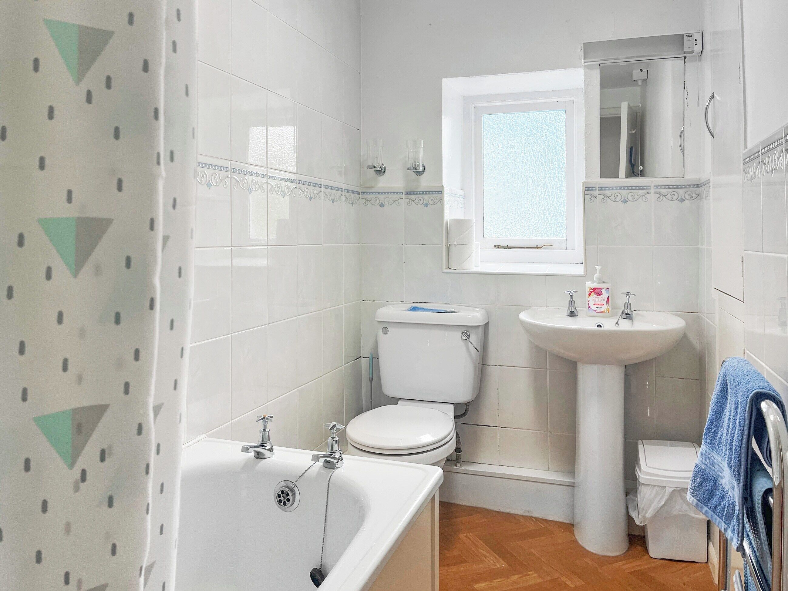 Ein Badezimmer mit Badewanne, Toilette und Waschbecken.
