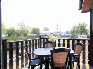 Outdoor dining - 3 bedroom accommodation in Stalham (Stalham)