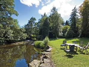 تناول الطعام بالخارج