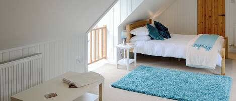 4 عدّة غرف نوم وواي فاي مجانًا وملاءات أسرّة