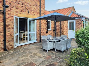 Outdoor dining - 5 bedroom accommodation in Potter Brompton, Scarborough (Potter Brompton, Scarborough)