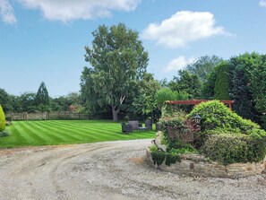 Property grounds - 5 bedroom accommodation in Potter Brompton, Scarborough (Potter Brompton, Scarborough)