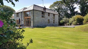 A stone building with a large lawn in front. - 6 bedroom accommodation in Tregoodwell, Camelford (Tregoodwell, Camelford)