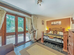 5 bedrooms, free WiFi, bed sheets