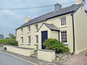 Exterior - 3 bedroom accommodation in Aberporth, near Cardigan (Aberporth, near Cardigan)