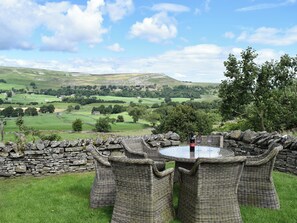Outdoor dining - 3 bedroom accommodation in Thornton Rust, near Leyburn (Thornton Rust, near Leyburn)