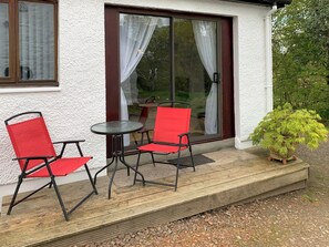 Outdoor dining - 1 bedroom accommodation in Arden, near Helensburgh (Arden, near Helensburgh)