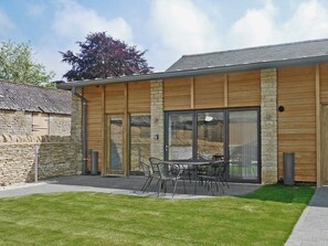 Outdoor dining - 3 bedroom accommodation in Aynho, near Banbury (Aynho, near Banbury)