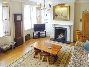 TV, fireplace - 5 bedroom accommodation in Pickering (Pickering)
