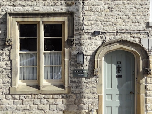 5 bedroom accommodation in Pickering