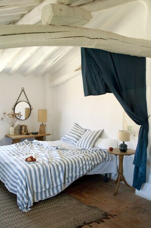 5 bedrooms, iron/ironing board, free WiFi, bed sheets