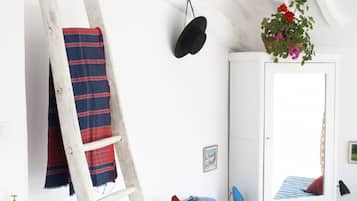 5 bedrooms, iron/ironing board, free WiFi, bed sheets