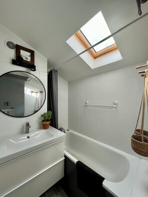 Badewanne, Haartrockner, Handtücher