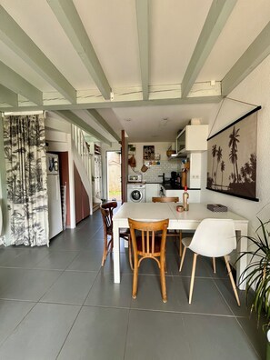 Dining - Lovely duplex just a stone's throw from the beach. Beach, village, market all within walking distance. (Bidart)
