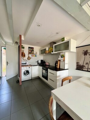 Fridge, microwave, oven, stovetop - Lovely duplex just a stone's throw from the beach. Beach, village, market all within walking distance. (Bidart)