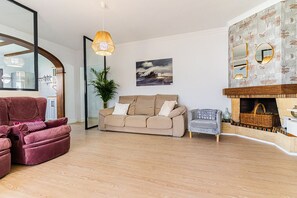 Smart-TV, Kamin, Tischtennisplatte, Bücher