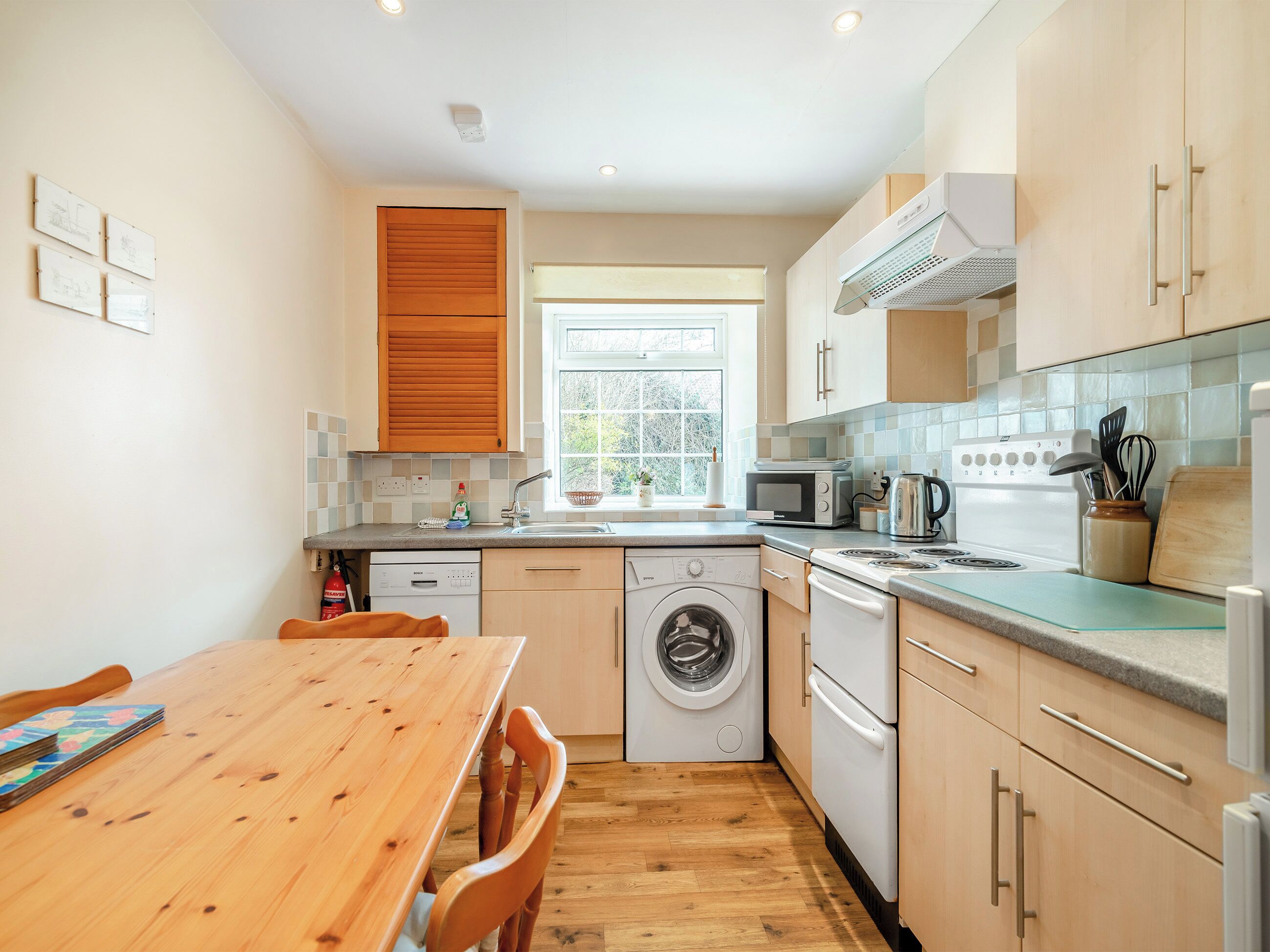 Oppvaskmaskin, høy barnestol og kjøkkenutstyr