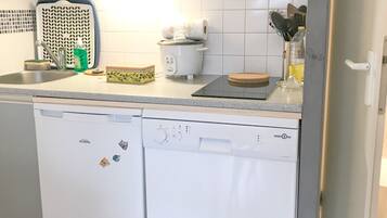 JÀÀkaappi, mikroaaltouuni, liesi, astianpesukone