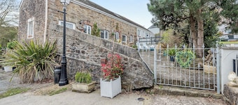 1 bedroom accommodation in Gowerton, Gower
