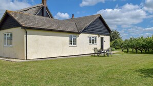A single-story house with a sloped roof, a small porch, and a lawn in front. - 2 bedroom accommodation in Upton, Didcot (Upton, Didcot)