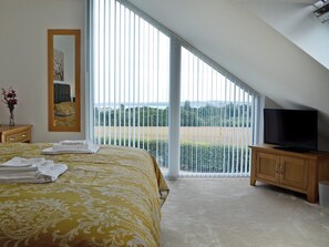 4 bedrooms, travel crib, WiFi, bed sheets