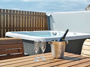 Outdoor spa tub - 4 bedroom accommodation in Montrose (Montrose)