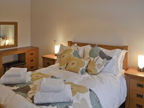 2 bedrooms, free WiFi, bed sheets - 2 bedroom accommodation in Flixton, near Filey (Flixton, near Filey)