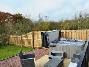 Outdoor spa tub - 1 bedroom accommodation in Blackridge, near Edinburgh (Blackridge, near Edinburgh)
