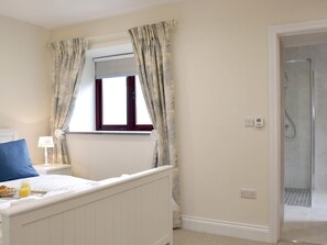 2 bedrooms, free WiFi, bed sheets - A characterful barn, delightfully converted to offer open-plan living. (Saundersfoot)