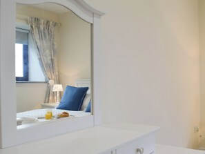 2 bedrooms, free WiFi, bed sheets - A characterful barn, delightfully converted to offer open-plan living. (Saundersfoot)