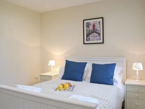 2 bedrooms, free WiFi, bed sheets - A characterful barn, delightfully converted to offer open-plan living. (Saundersfoot)