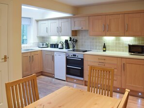 Oppvaskmaskin og høy barnestol