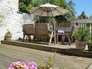 Outdoor dining - 3 bedroom accommodation in Instow, Bideford (Instow, Bideford)
