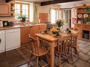 Dishwasher, high chair - Hen Efail - Old Smithy (Tregaron)
