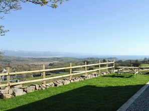 Outdoor dining - 2 bedroom accommodation in near Criccieth (near Criccieth)
