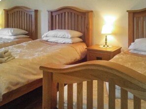 4 bedrooms, free WiFi, bed sheets