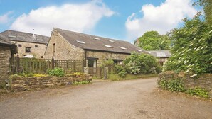 A rural stone house with a gravel driveway leading to a wooden gate. - 4 bedroom accommodation in East Allington, near Totnes (East Allington, near Totnes)