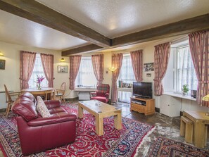 Fireplace - 1 bedroom accommodation in Glenprosen, by Kirriemuir (Glenprosen, by Kirriemuir)