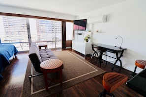 Living area - Ilikai Hotel Condo Vacations (Honolulu)